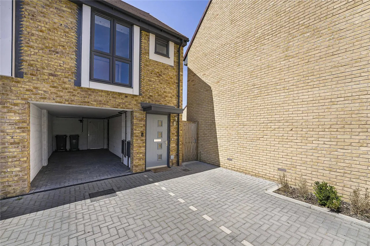 Castle Hill Drive, Ebbsfleet Valley, DA10, photo 14