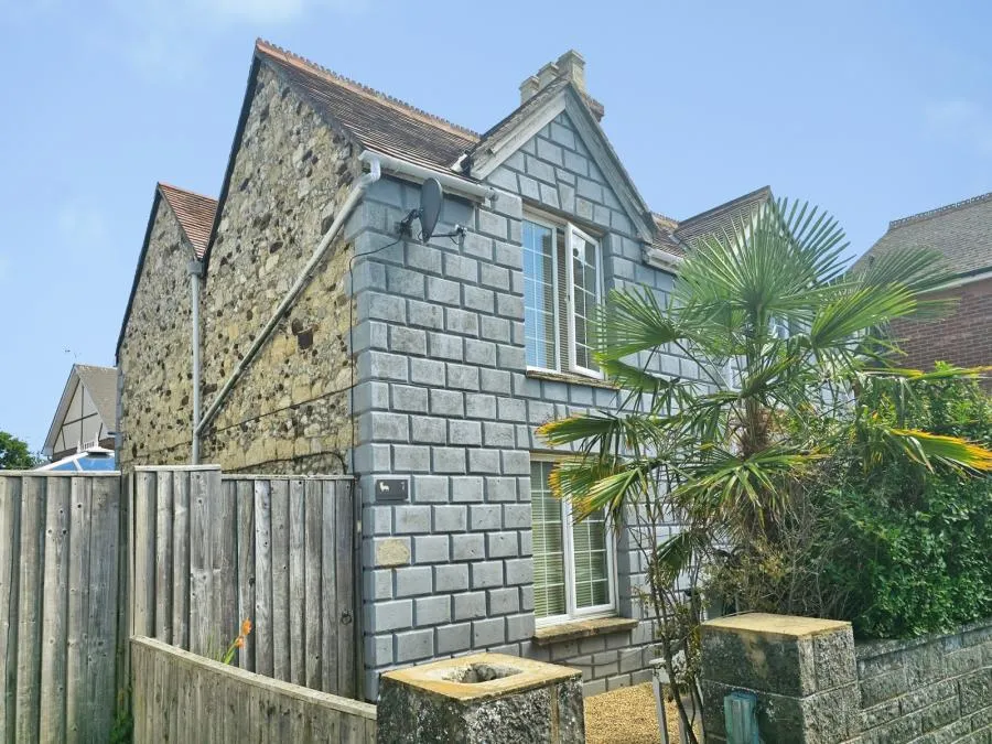 2 bed house for sale, Avenue Road, Freshwater, PO40
