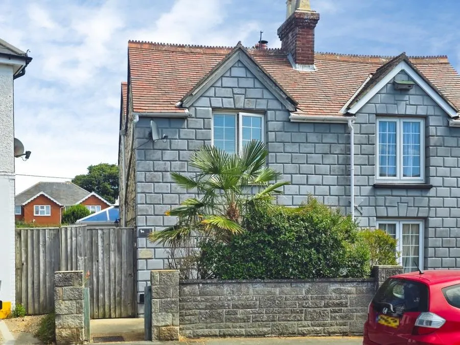 Avenue Road, Freshwater, PO40, photo 13