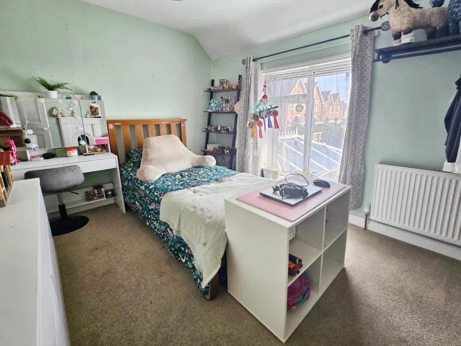 Avenue Road, Freshwater, PO40, photo 8
