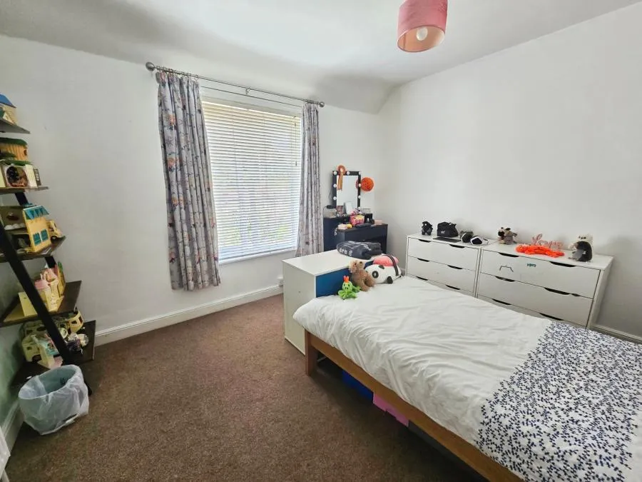 Avenue Road, Freshwater, PO40, photo 7