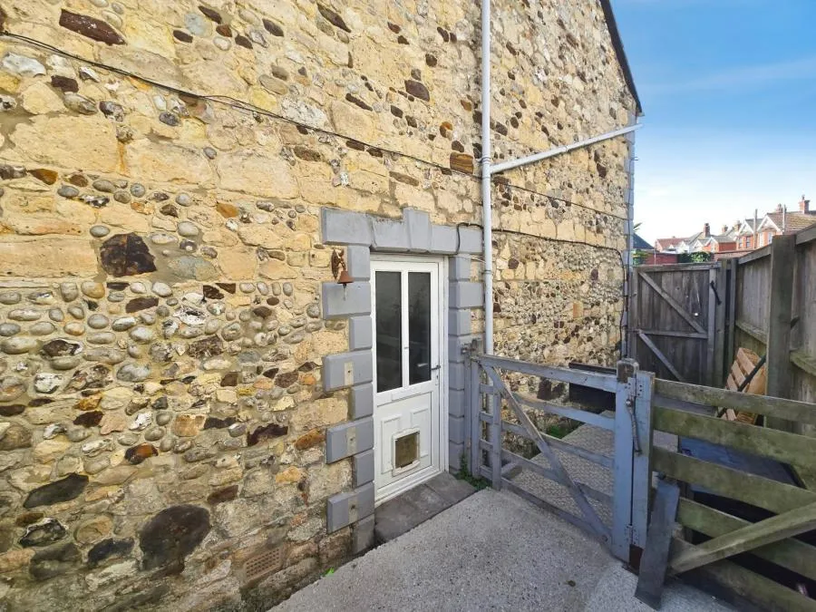 Avenue Road, Freshwater, PO40, photo 12