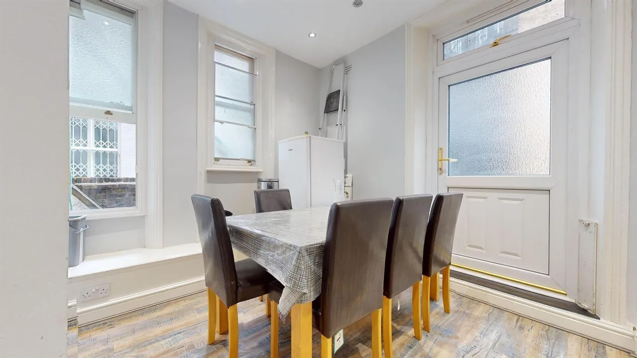 Earls Court Road, Earls Court, SW5, photo 7