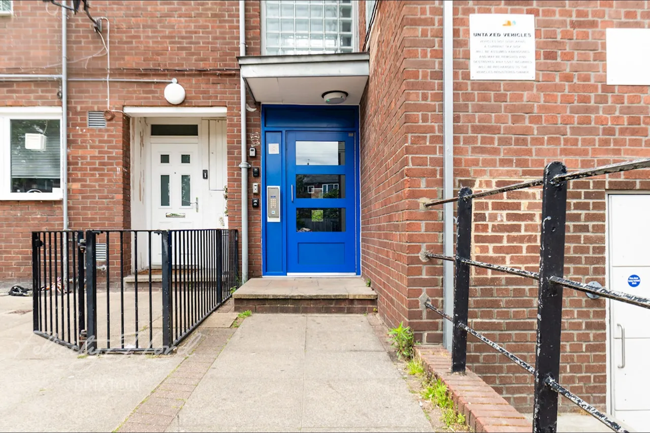 Atwater Close, London, photo 14