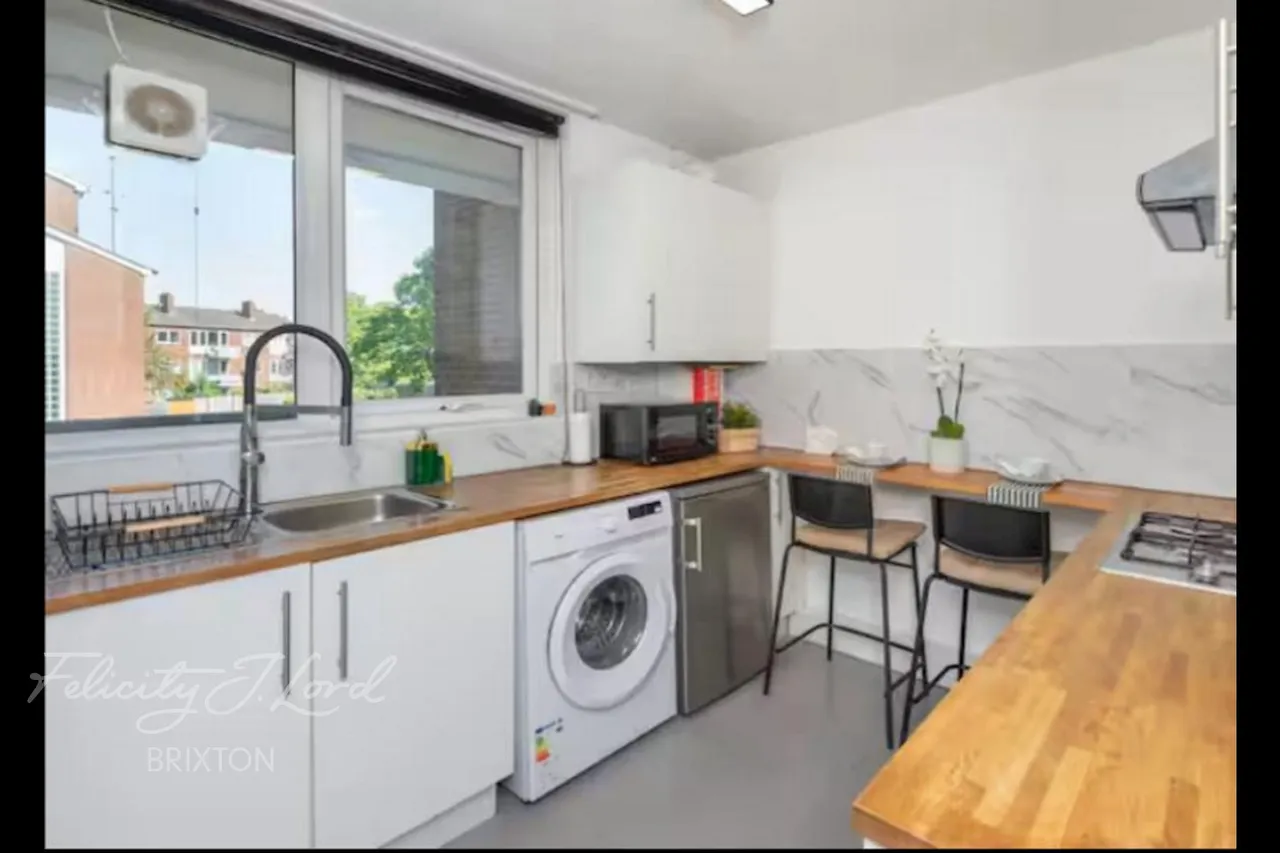 Atwater Close, London, photo 2