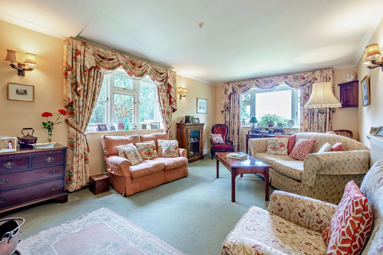 Hall Place, Cranleigh, GU6, photo 2
