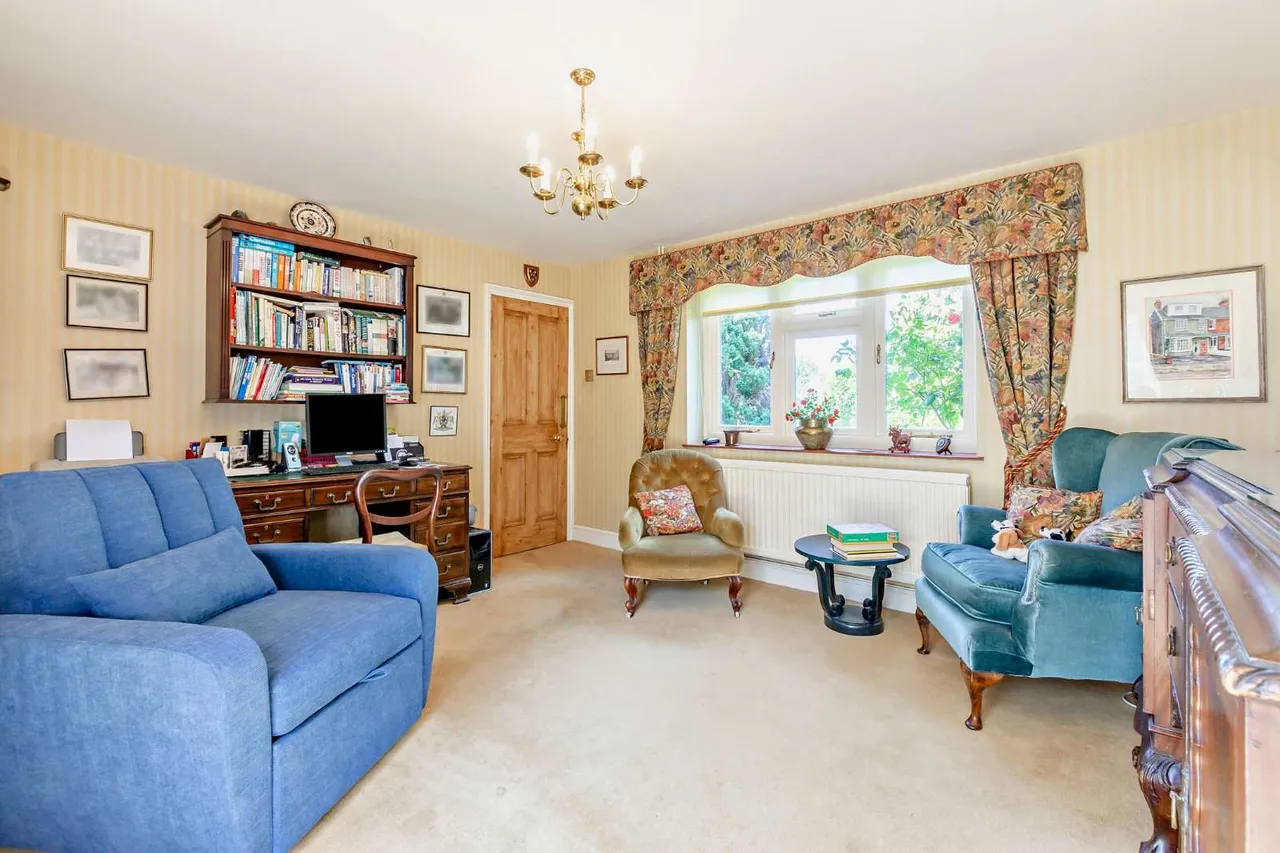 Hall Place, Cranleigh, GU6, photo 6