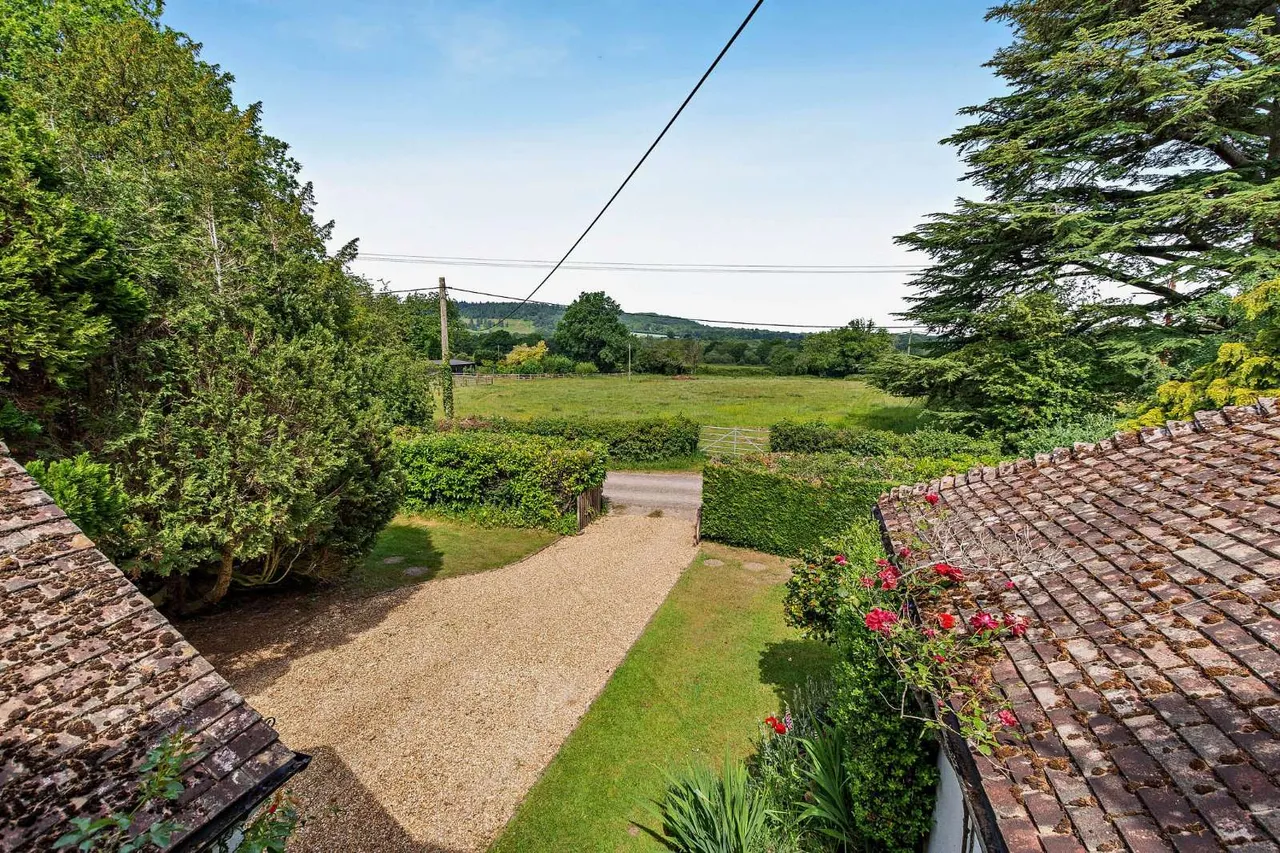 Hall Place, Cranleigh, GU6, photo 4