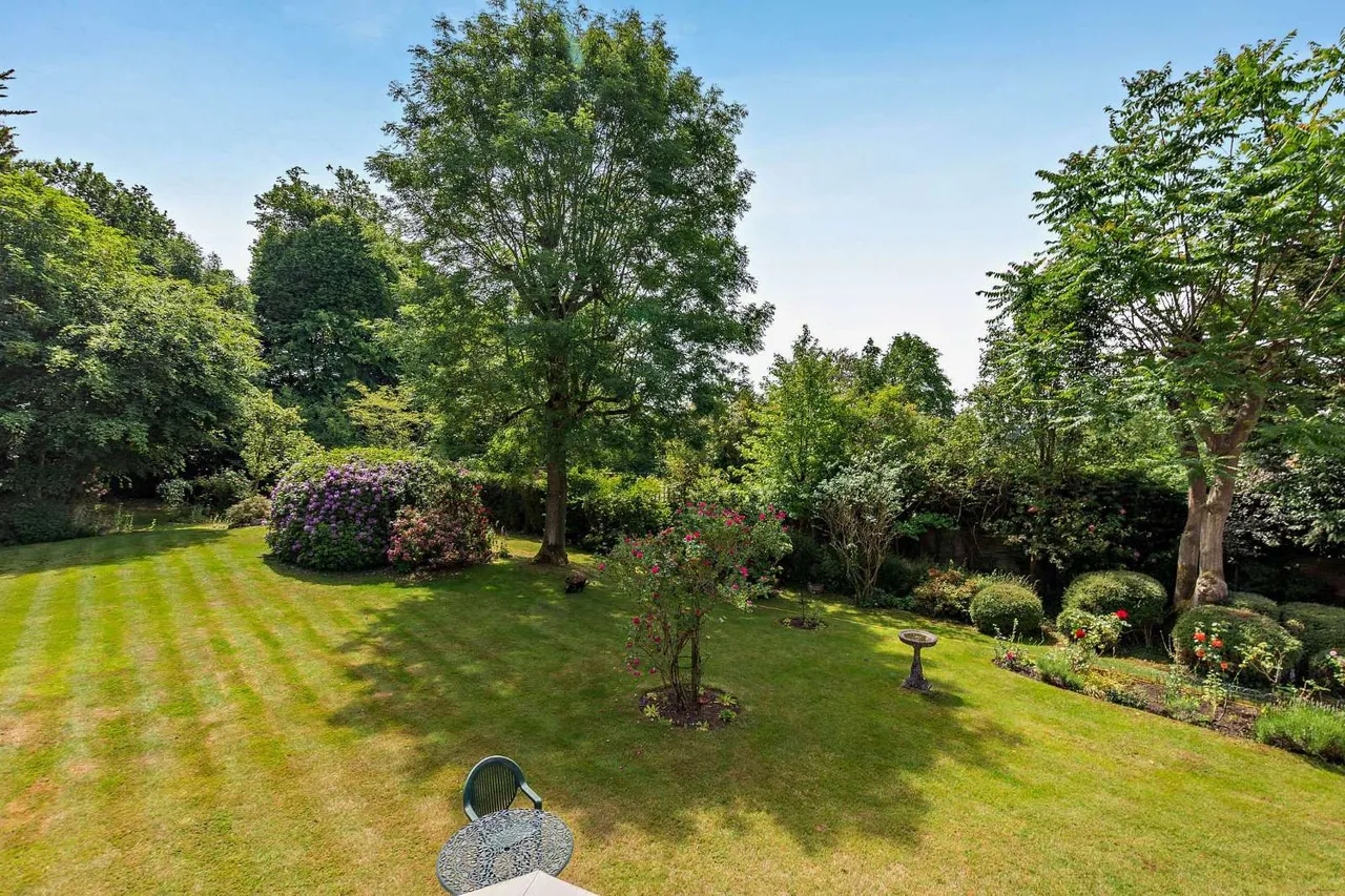 Hall Place, Cranleigh, GU6, photo 16