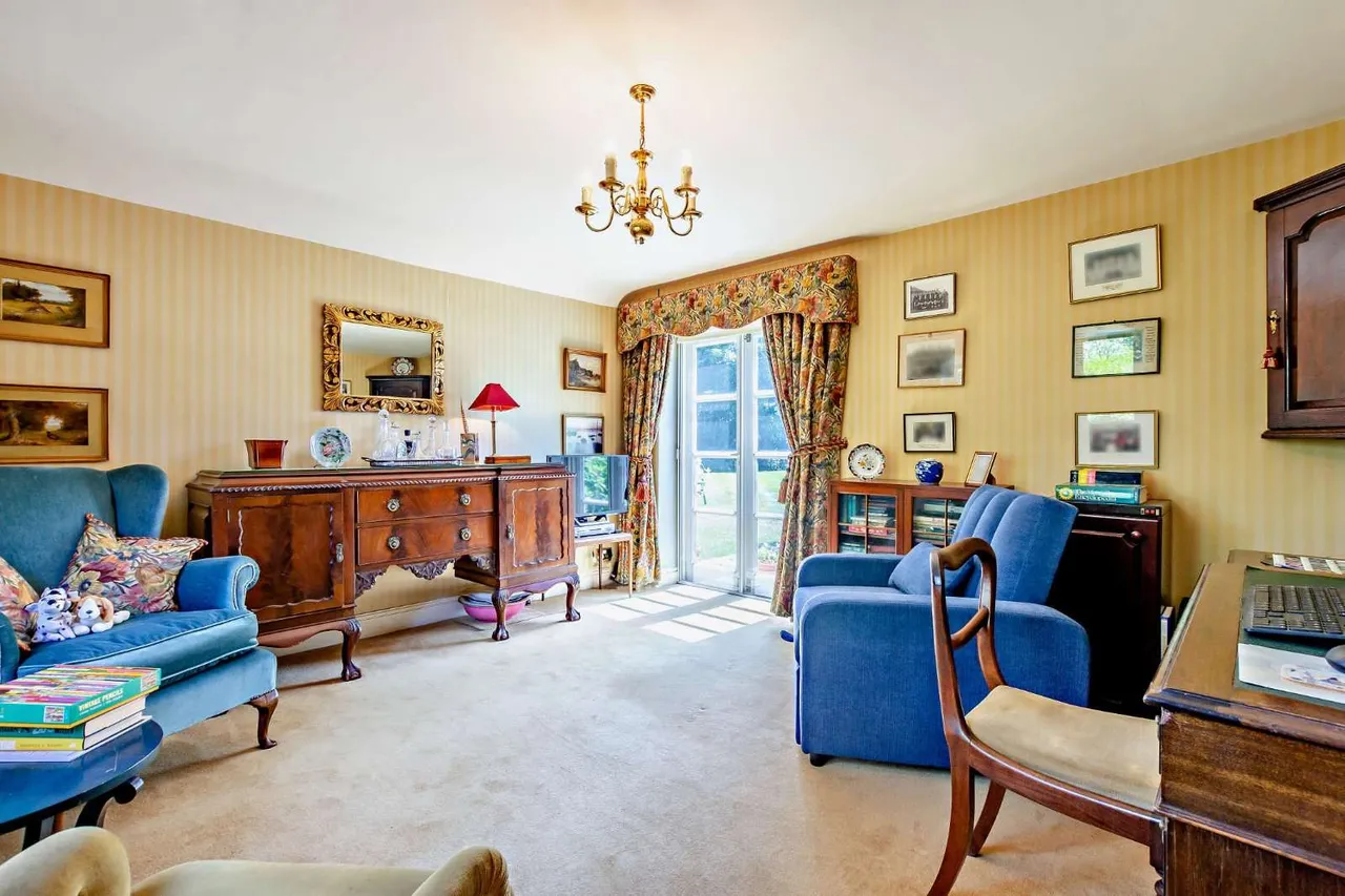 Hall Place, Cranleigh, GU6, photo 8