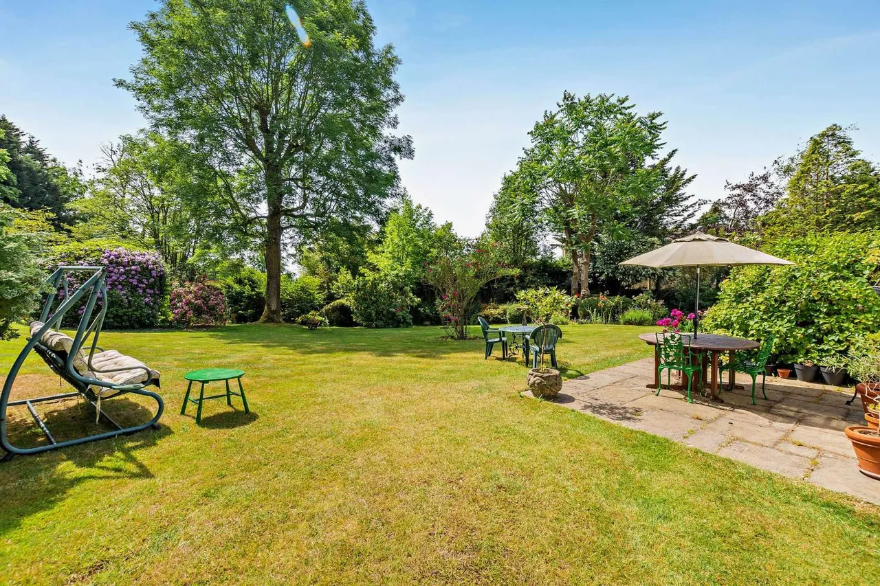 Hall Place, Cranleigh, GU6, photo 15