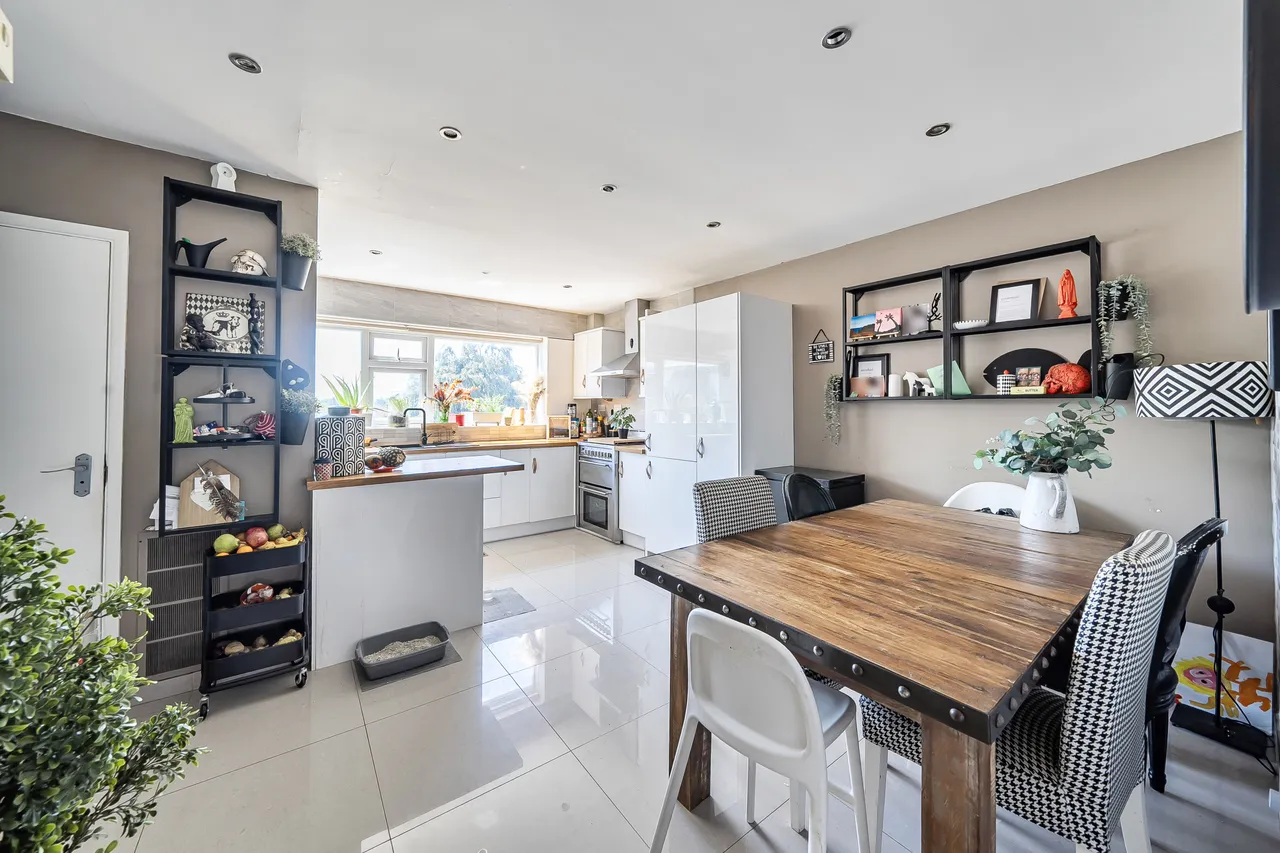 4 bed house for sale — 5 Mays Lane, Barnet