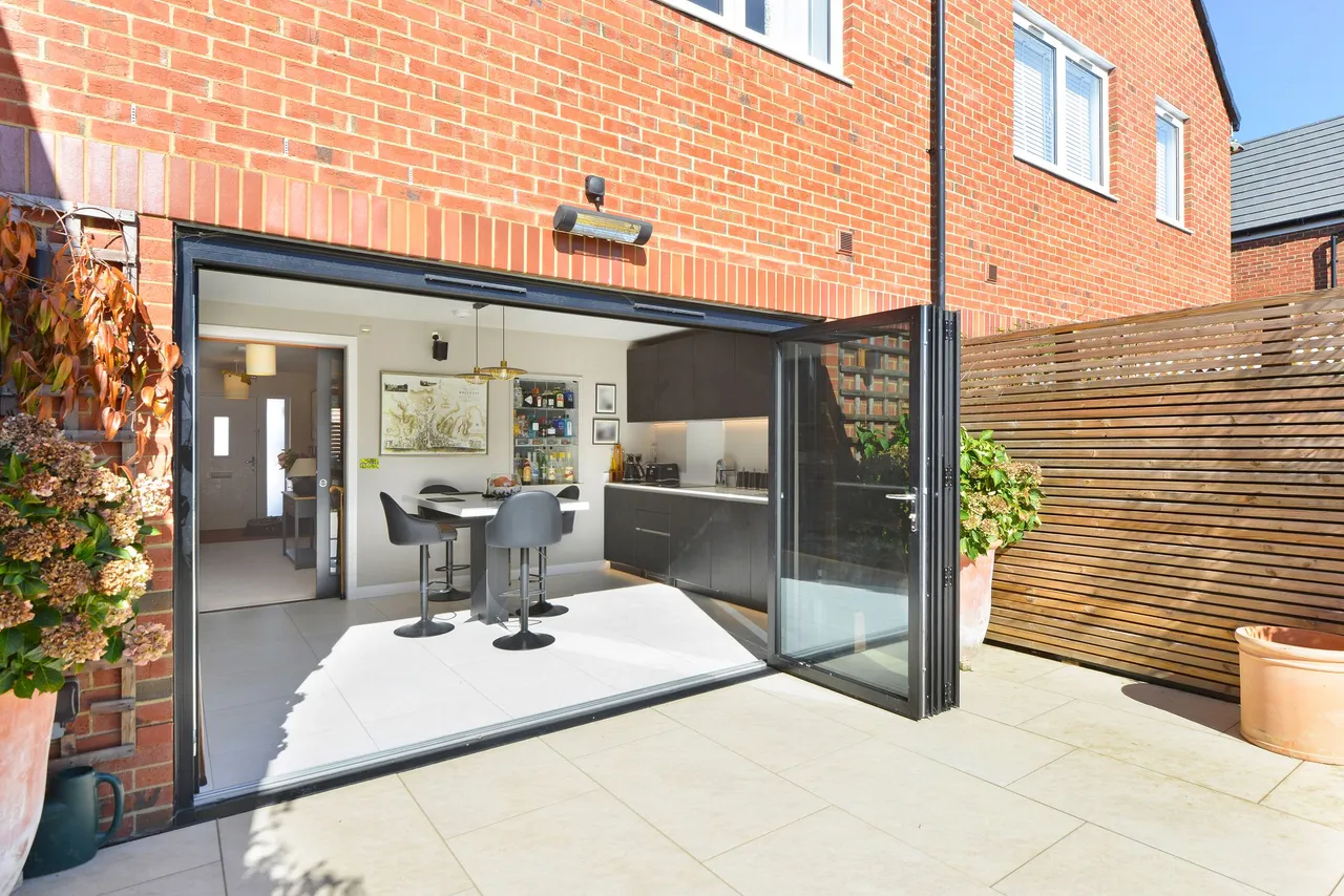Exbury Crescent, Cranleigh, GU6, photo 17