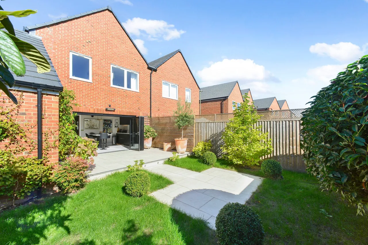 Exbury Crescent, Cranleigh, GU6, photo 15