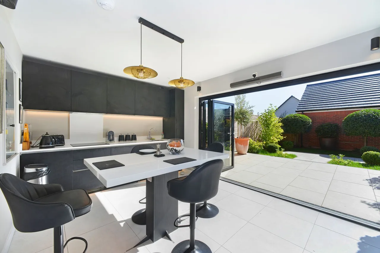 Exbury Crescent, Cranleigh, GU6, photo 3
