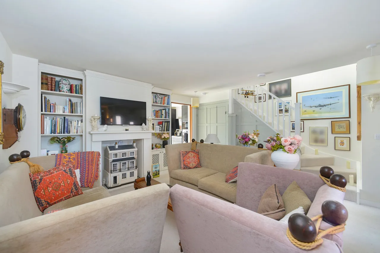 Exbury Crescent, Cranleigh, GU6, photo 2
