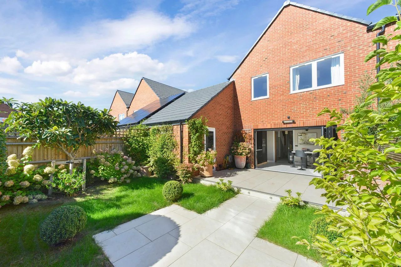 Exbury Crescent, Cranleigh, GU6, photo 4