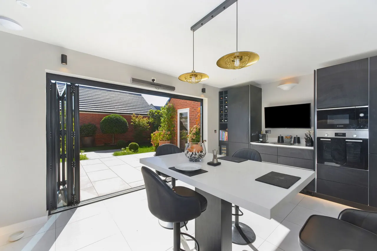 Exbury Crescent, Cranleigh, GU6, photo 7
