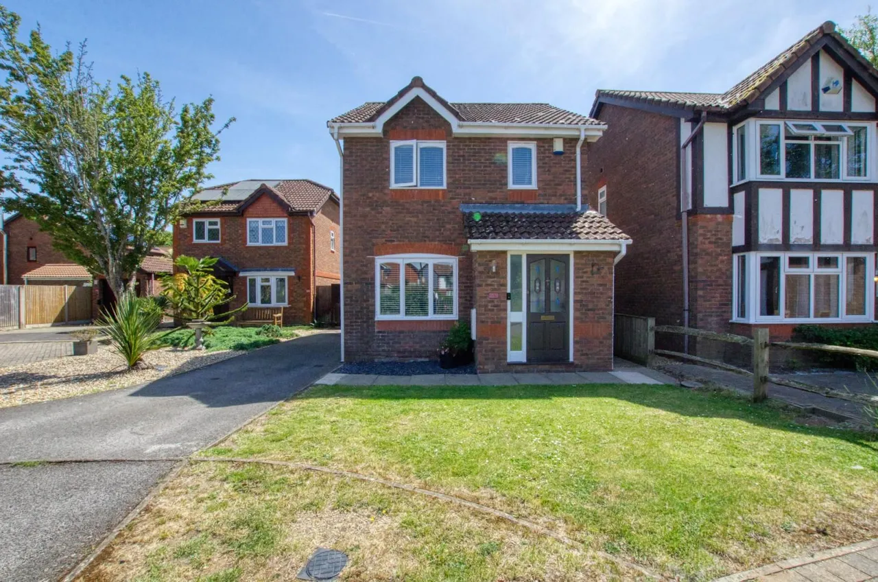 3 bed house for sale — Rothschild Close, Southampton, SO19 9TE