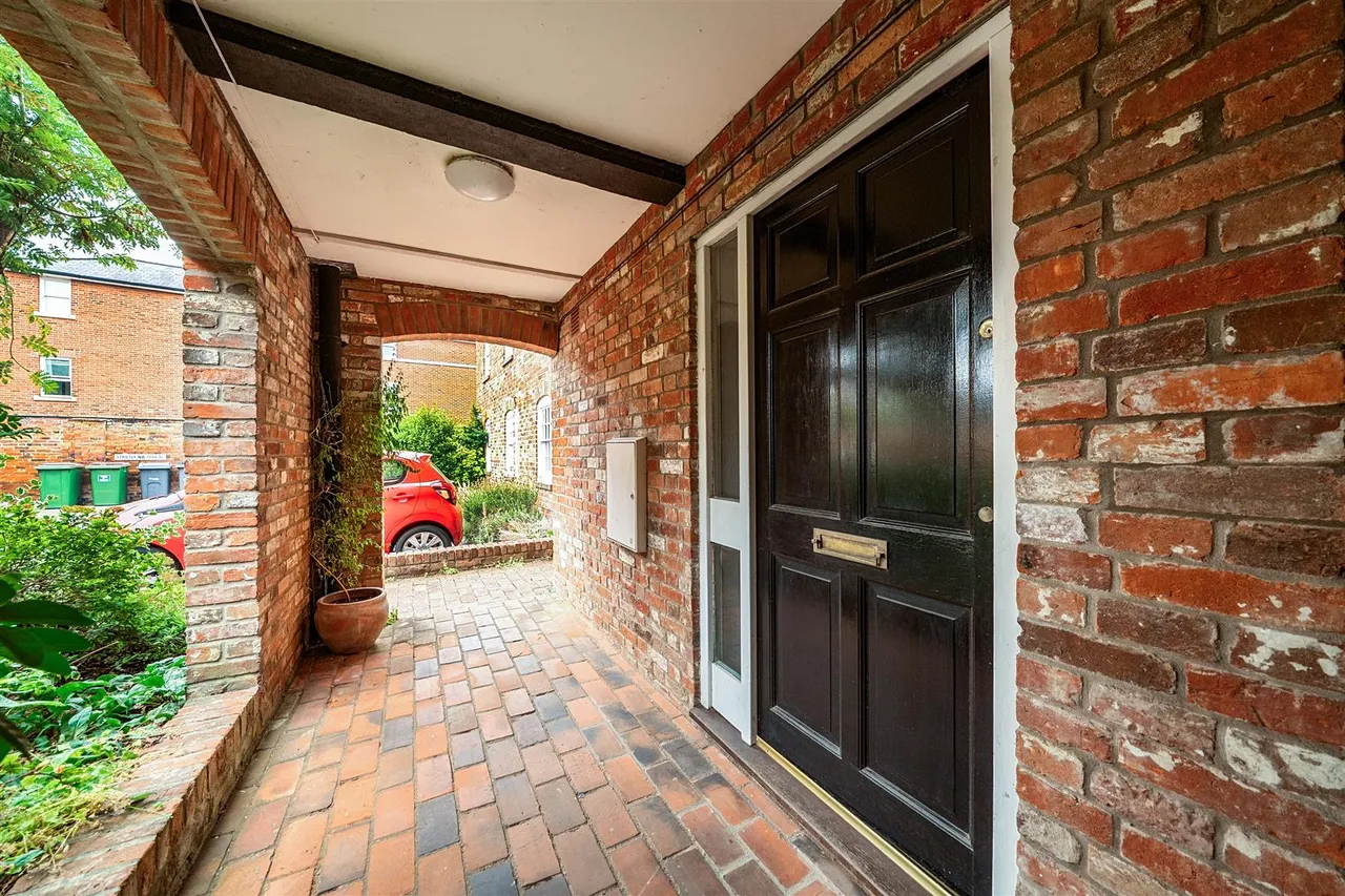 Nags Head Court, Devizes, SN10, photo 13