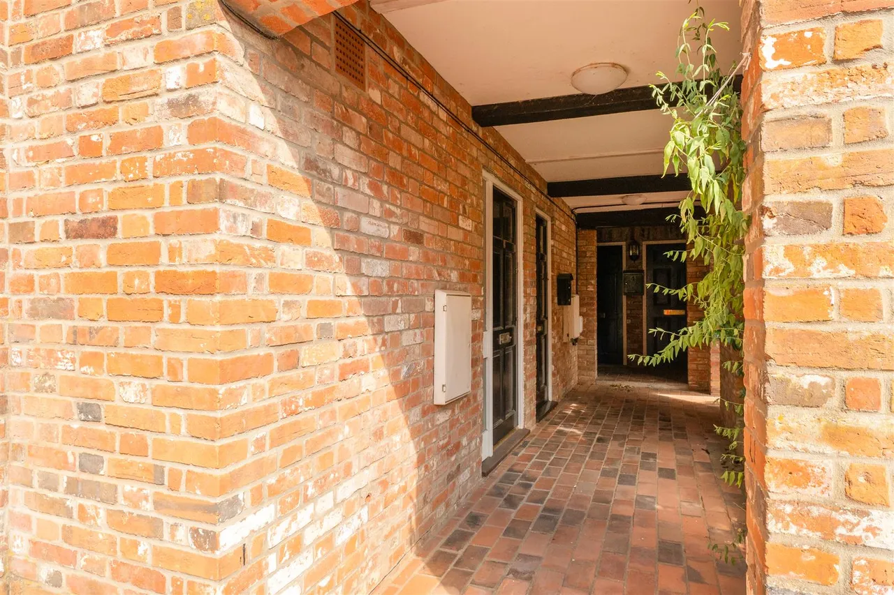 Nags Head Court, Devizes, SN10, photo 11