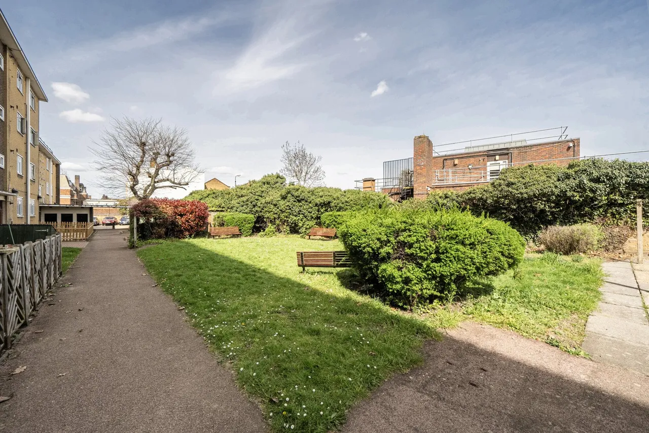 Bromley Road, SE6, photo 11