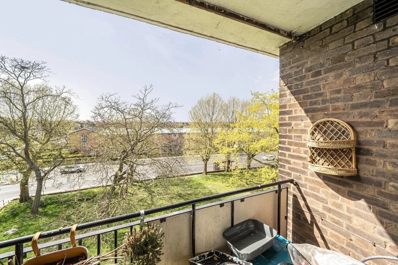 Bromley Road, SE6, photo 2