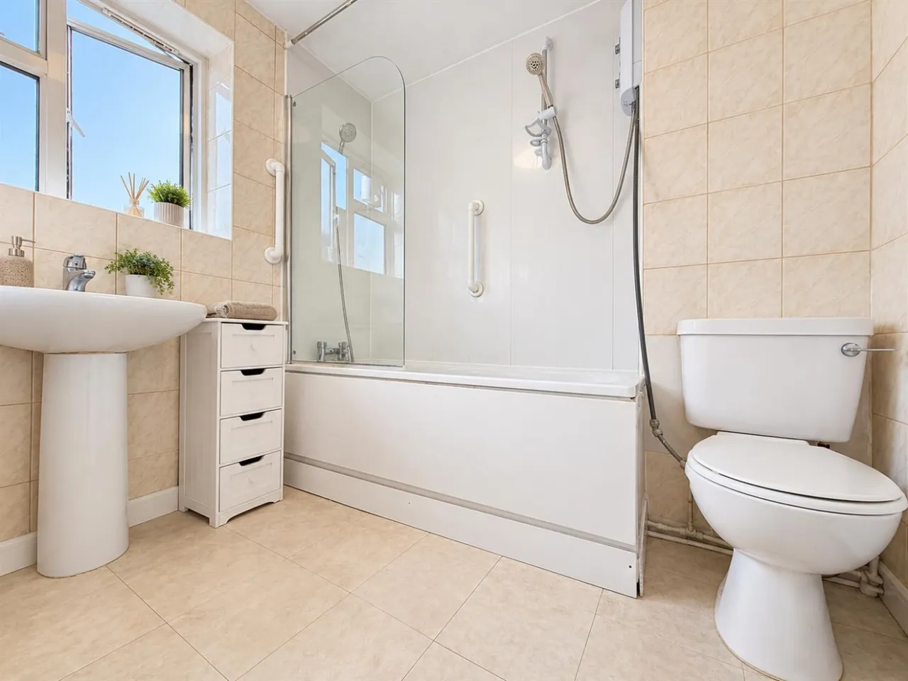 bed Apartment To LetConvent Way, Southall, UB2, photo 4