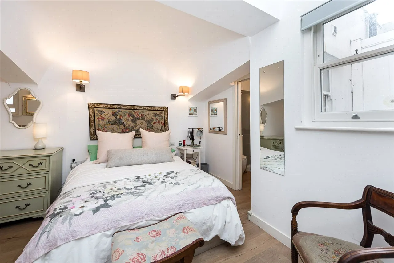 3 bed flat for sale — The Old Post House, Churton Place, London, SW1V