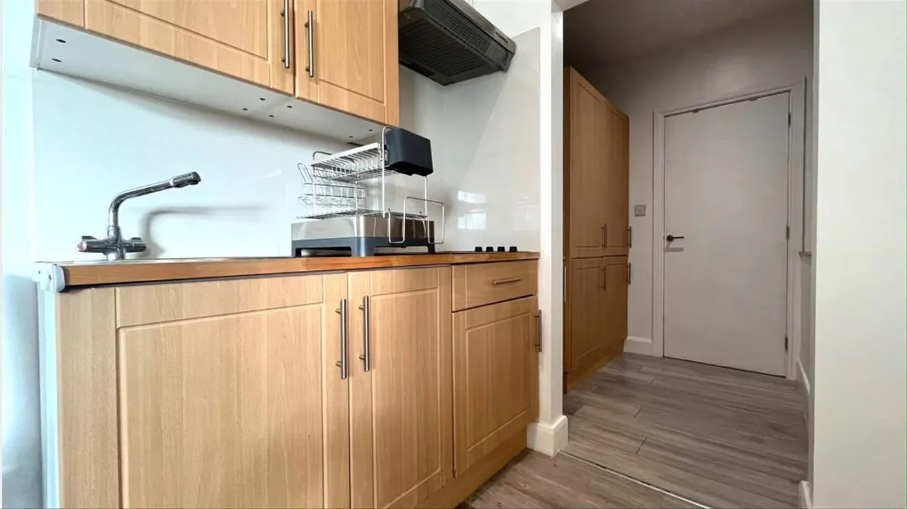 Windlesham Mews, TW12, photo 2