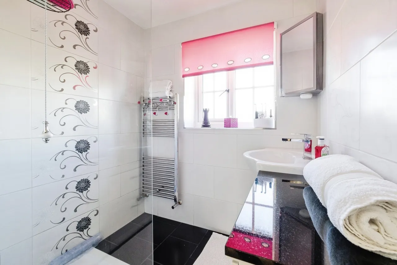 Annalee Gardens, South Ockendon, RM15, photo 18