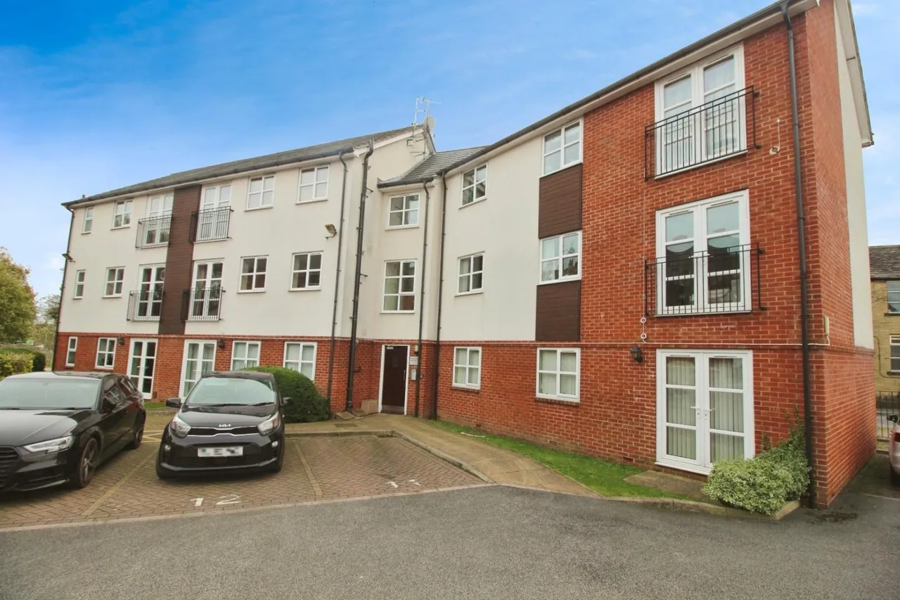 2 bed flat to rent — Back Lane, Bramley