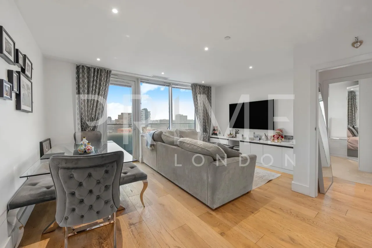 1 bed flat for sale, Lombard Road, Battersea, SW11