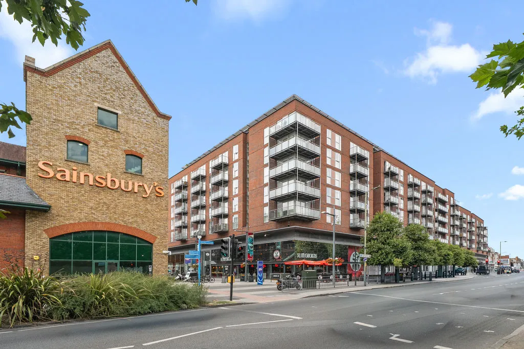2 bed flat for sale — The Heart, Walton-On-Thames KT12 1GE
