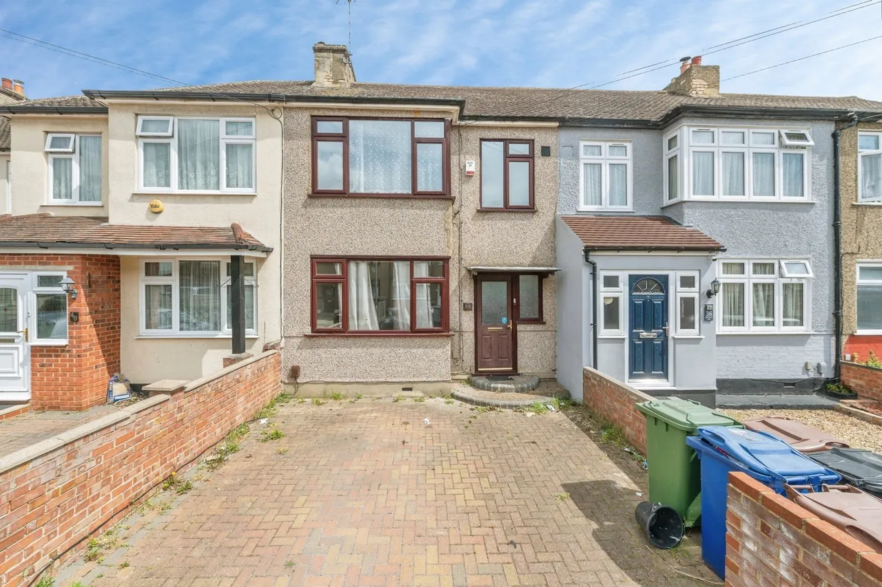 3 bed house for sale — Grovelands Way, Grays, Essex, RM17