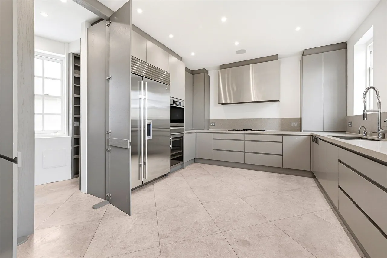 3 bed flat to rent, Cheyne Walk, London, SW3