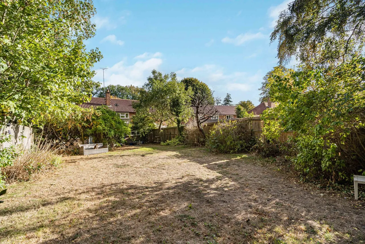 Albert Drive, Woking, GU21, photo 2