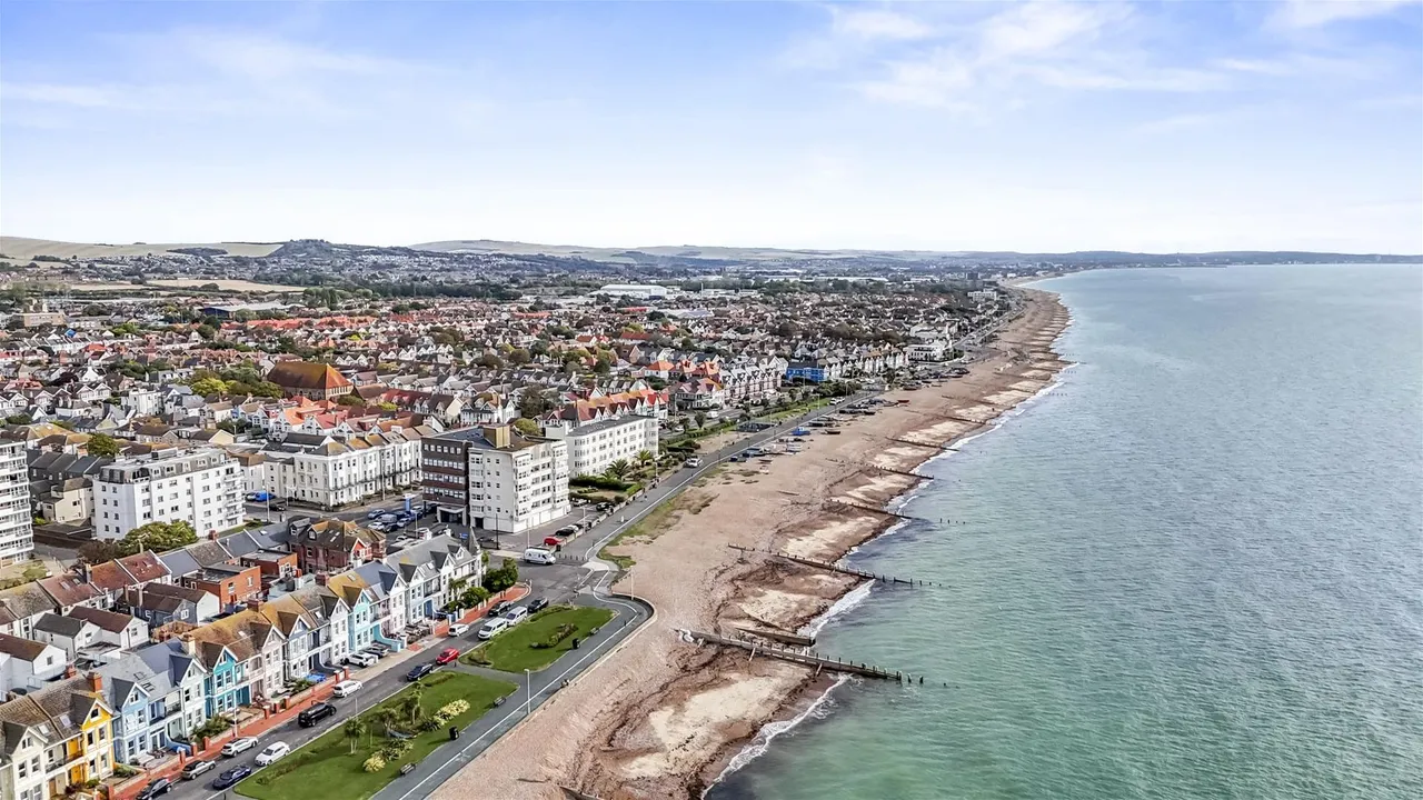 Brighton Road, Worthing, photo 18