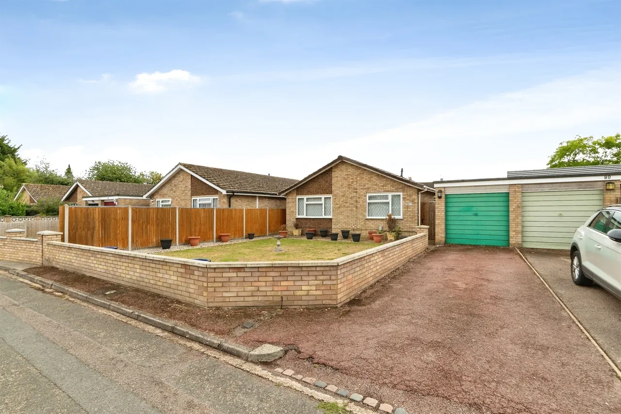 3 bed house for sale — Mowbray Crescent, Stotfold, Hitchin