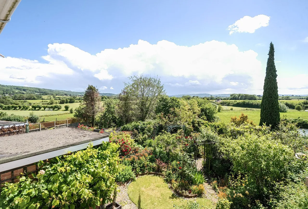 Delabere Road, Gloucestershire, Bishops Cleeve, GL52 8AN, photo 3