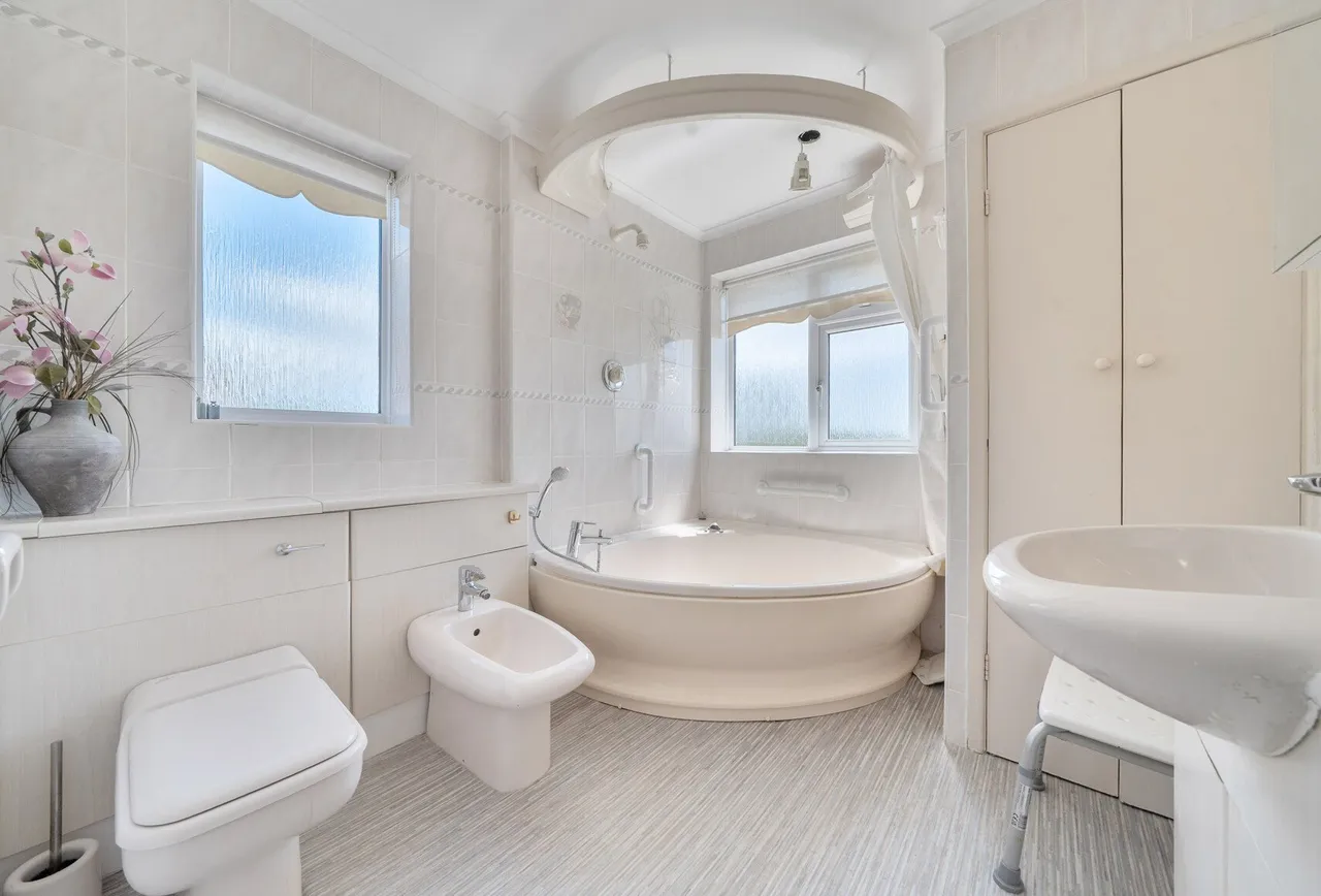 Delabere Road, Gloucestershire, Bishops Cleeve, GL52 8AN, photo 8