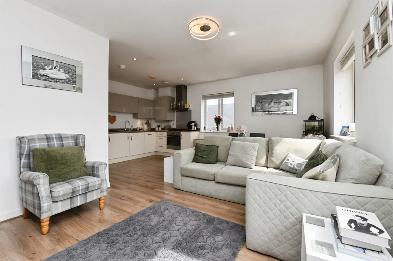 2 bed flat for sale, Regiment Gate, Chelmsford Garden, CM1