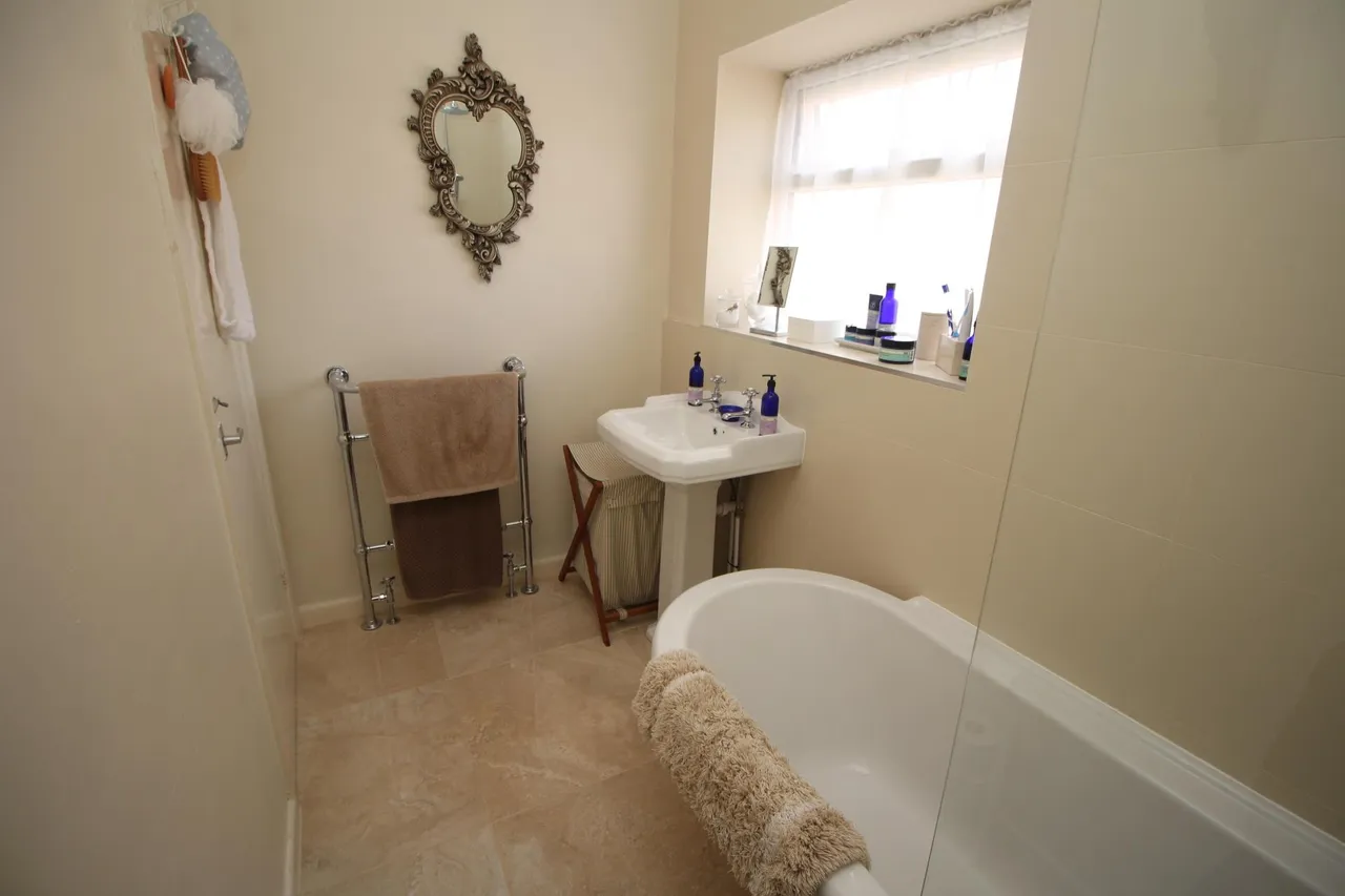 High Road, Manthorpe, NG31, photo 14