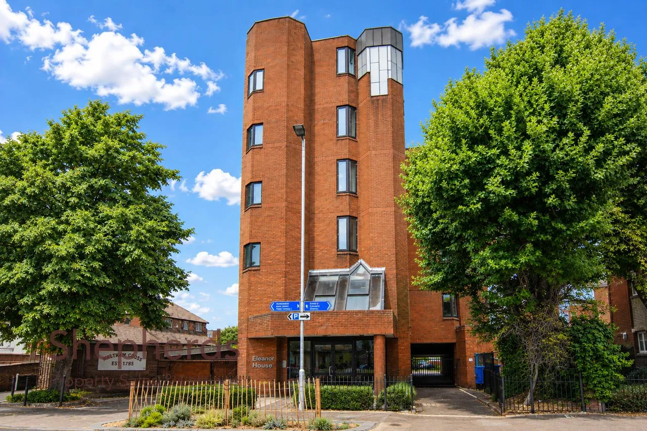 2 bed flat for sale, Eleanor Cross Road, Waltham Cross, EN8