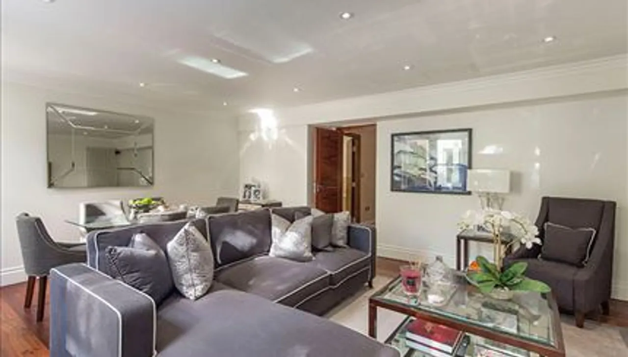 2 bed flat to rent, Kensington Gardens Square, London, W2