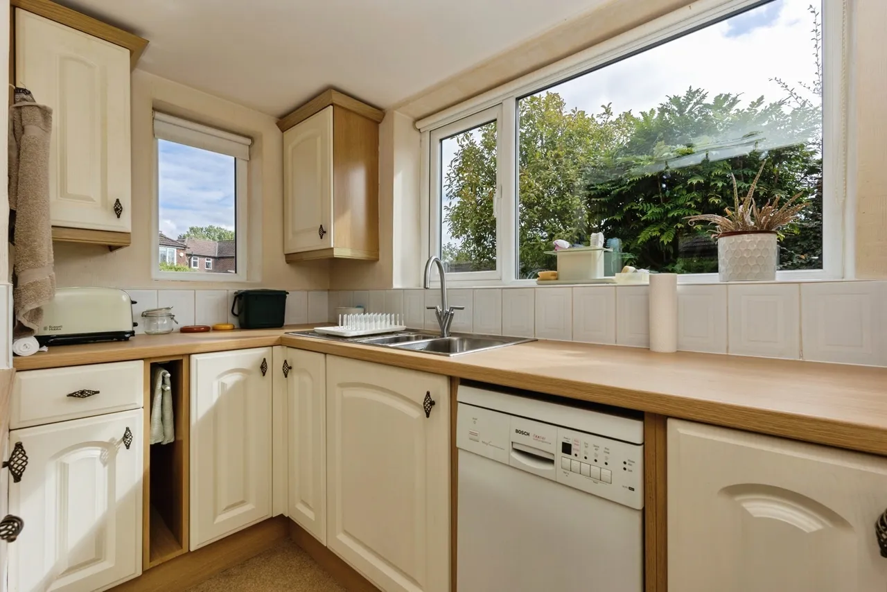 Somerton Avenue, Sale, M33, photo 13
