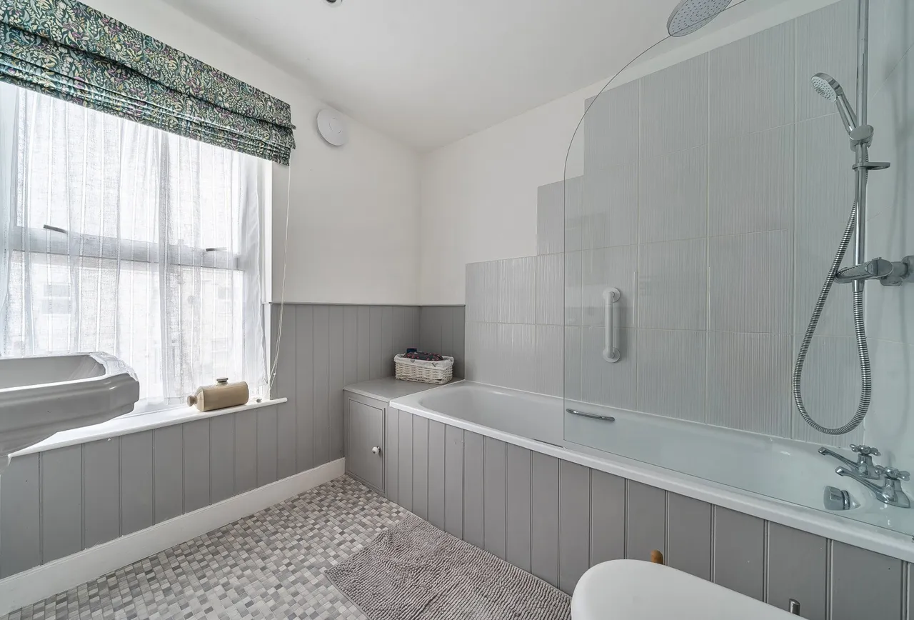 Naunton Crescent, Gloucestershire, Leckhampton, GL53 7BE, photo 9