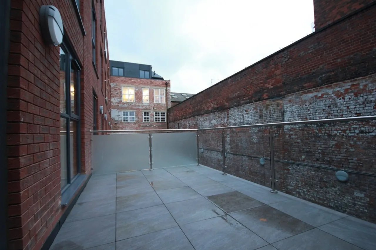 2 bed flat to rent, Caroline Street, off St Pauls Square, B3