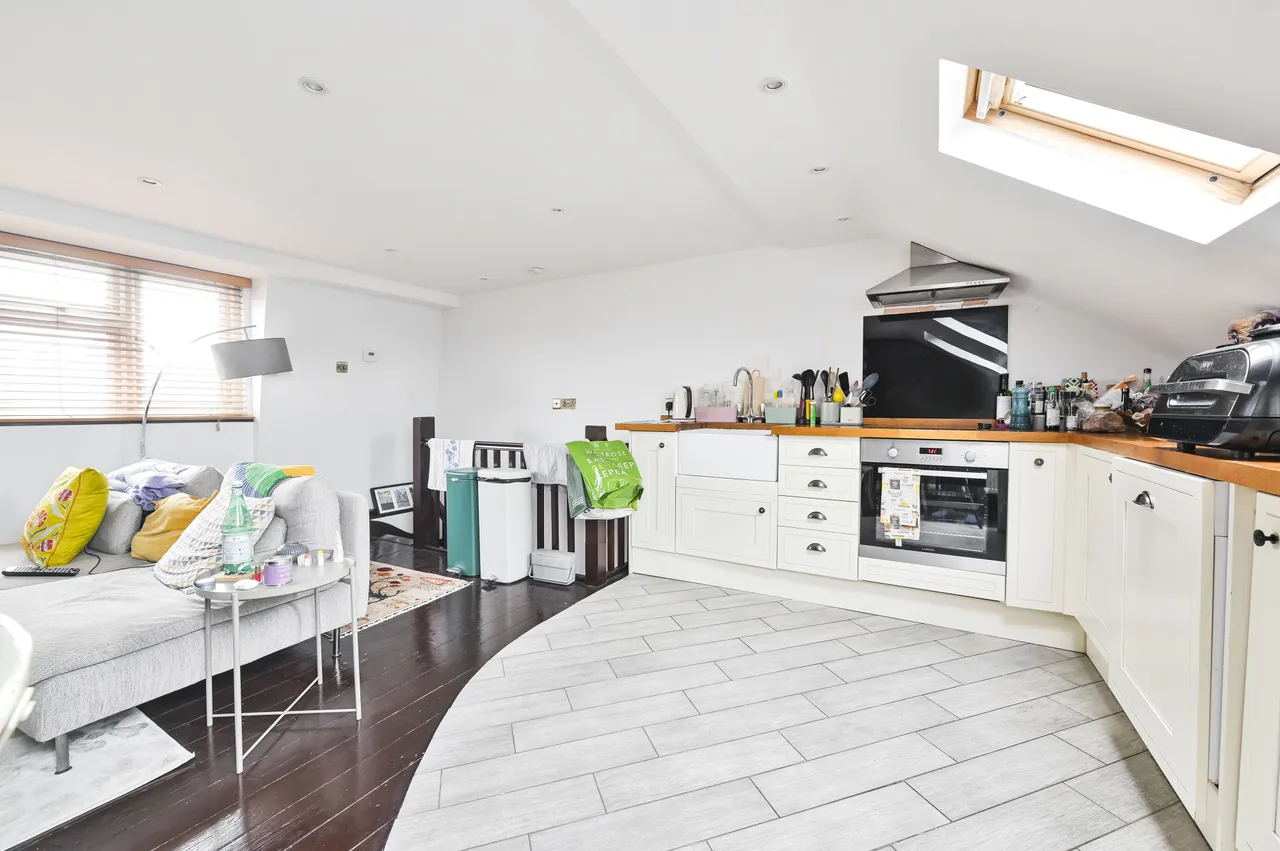 2 bed flat to rent — 26b Shorrolds Road, London