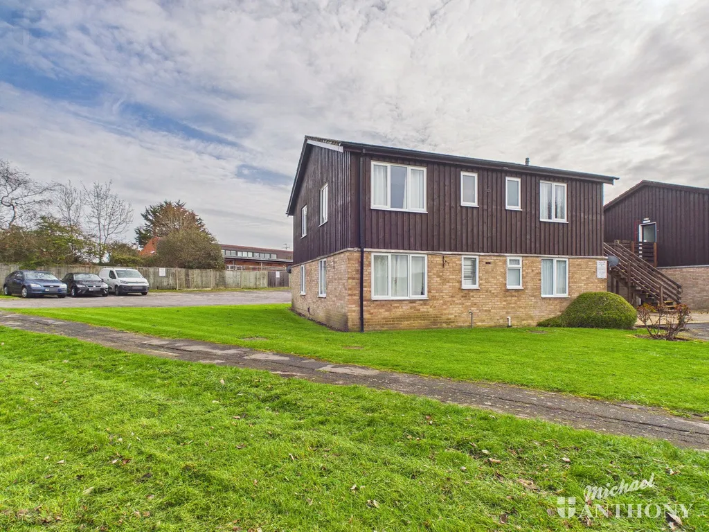 1 bed flat for sale, Chequers Court, Aylesbury, HP21